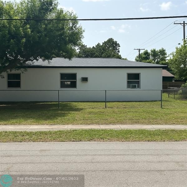1695 NE 175th St, North Miami Beach, Florida image 3