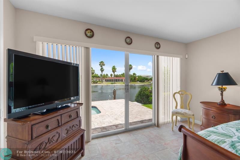 Wake up to a beautiful sunrise on the waterfront!