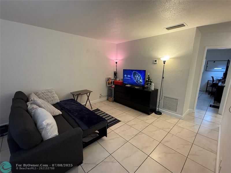 2607 NE 8th Ave #22, Wilton Manors, Florida image 3
