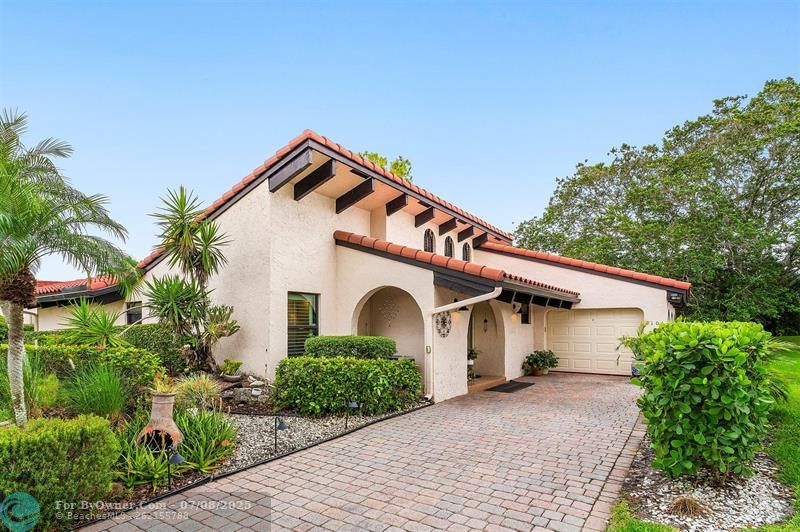 Oversized driveway can fit numerous guest cars!