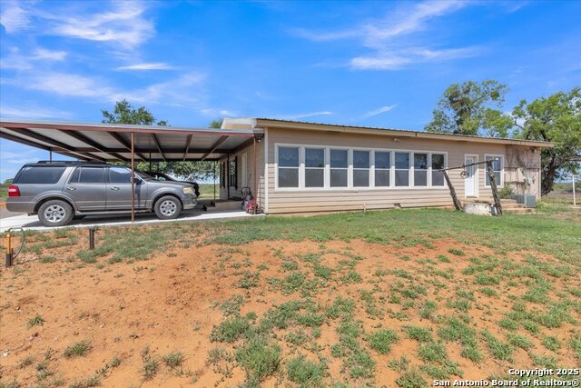 1582 County Road 3700, Dilley, Texas image 3