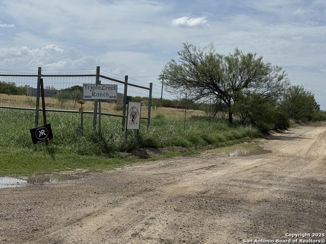 County Rd 4006, Crystal City, Texas image 2