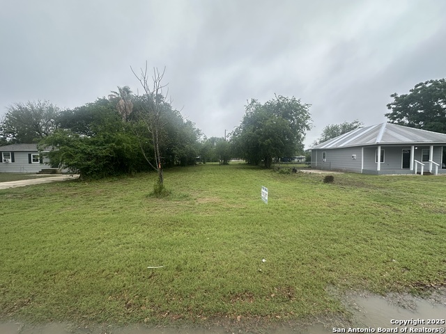 409 1/2 Davis, Devine, Texas image 2