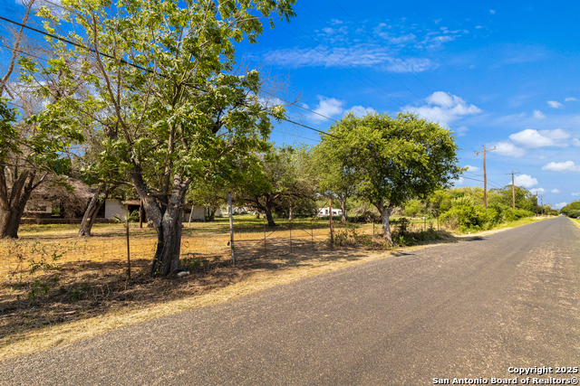 601 County Road 6610, Devine, Texas image 3