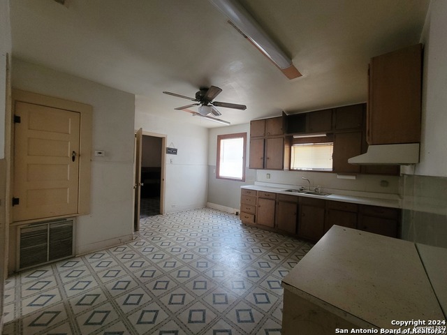 207 W Viggie St, HEBBRONVILLE, Texas image 4