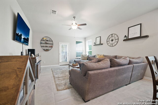4914 Drovers Path, Saint Hedwig, Texas image 4