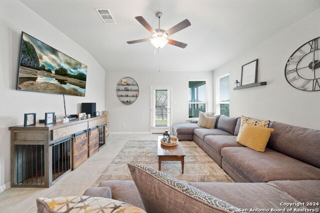 4914 Drovers Path, Saint Hedwig, Texas image 5