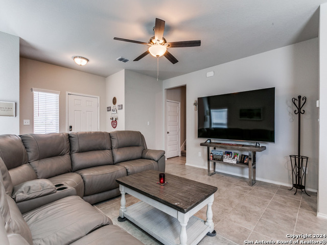 5306 Riley Way, Saint Hedwig, Texas image 4
