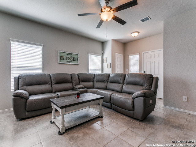 5306 Riley Way, Saint Hedwig, Texas image 5