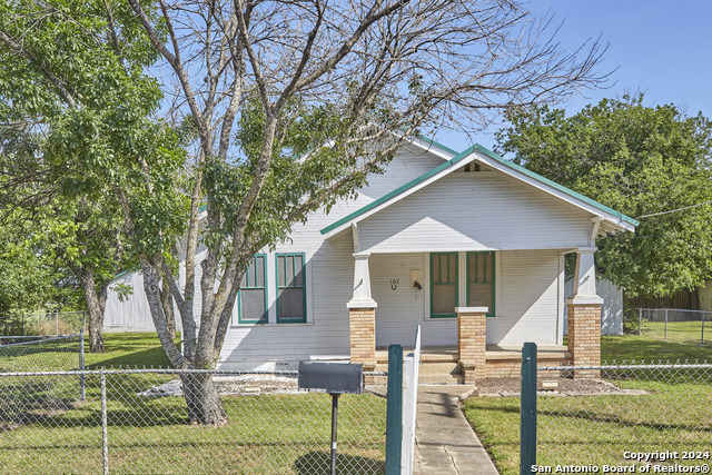 107 Avenue B, Converse, Texas image 1