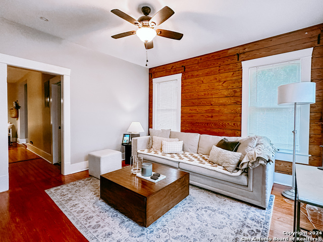 615 N Pine St, San Antonio, Texas image 2