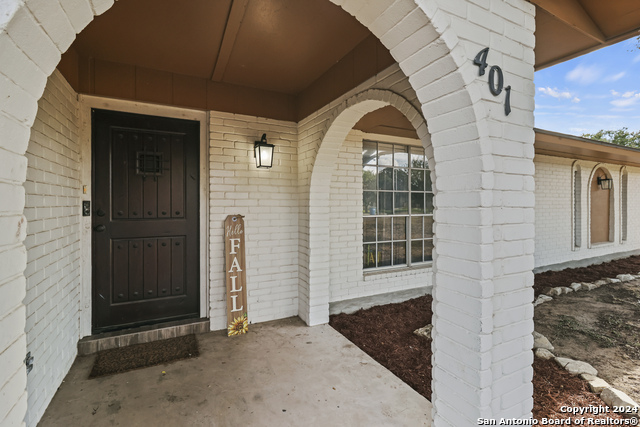 401 Bluebonnet Ave, Devine, Texas image 3