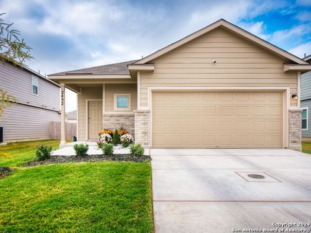 2432 Dino Dr, Seguin, Texas image 2