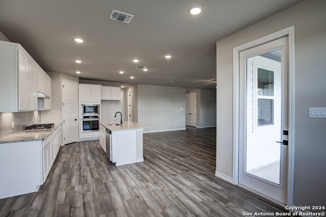 142 Highland Park, Castroville, Texas image 18