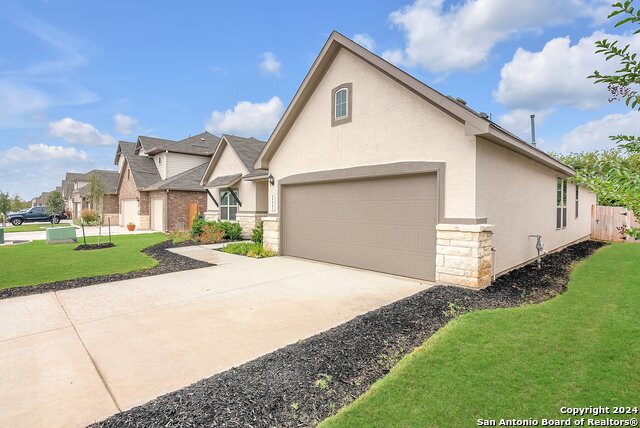 2223 Meadow Way, New Braunfels, Texas image 2