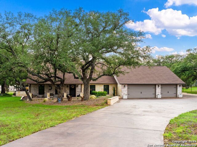 153 Wild Horse Ln, Pipe Creek, Texas image 5