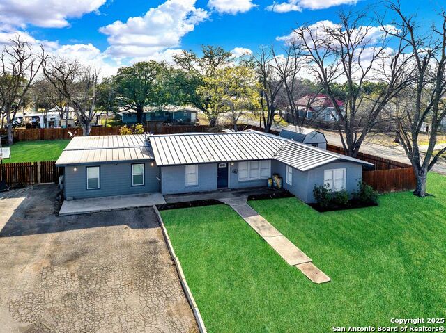 2209 Avenue V, Hondo, Texas image 4