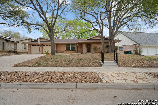 111 Granada Drive, Universal City, Texas image 1