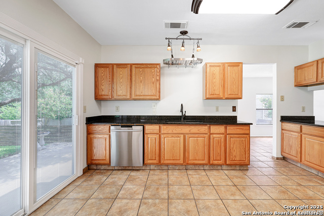 15718 Persimmon Hill Dr, San Antonio, Texas image 5