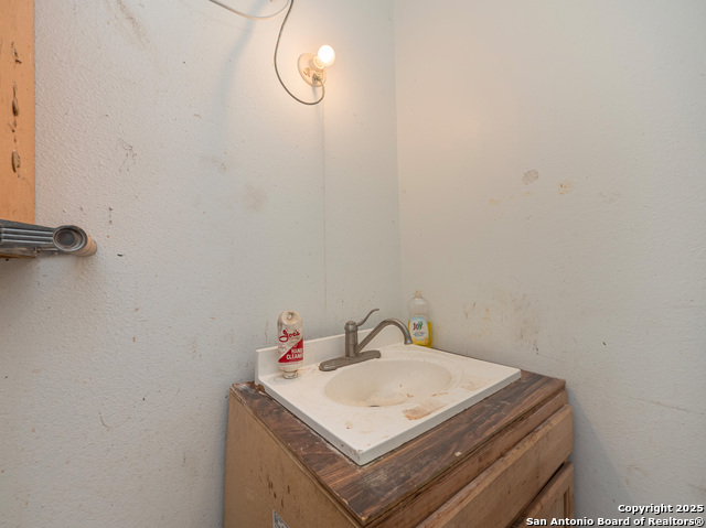 310 East St, Comfort, Texas image 37