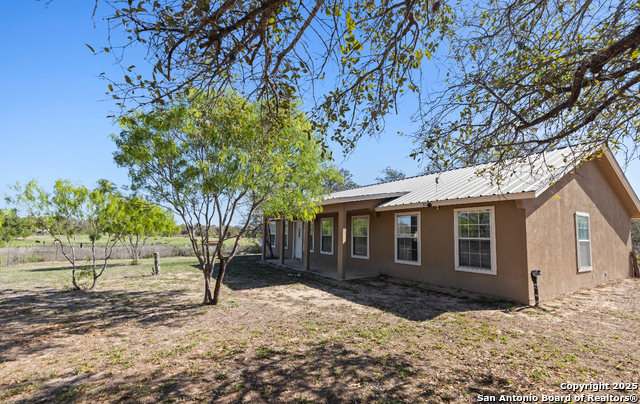 1722 County Road 676, Devine, Texas image 2
