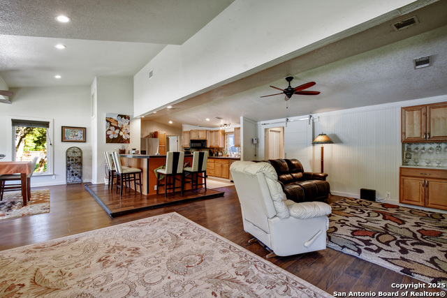 1340 Hinch, New Braunfels, Texas image 2