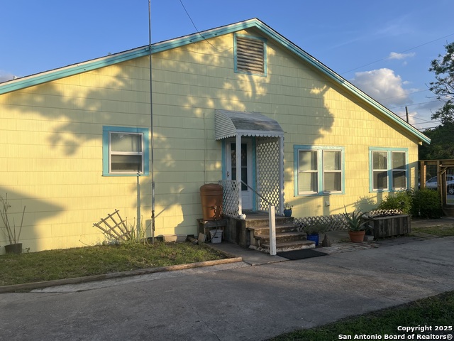 615 E Main Ave, Karnes City, Texas image 6