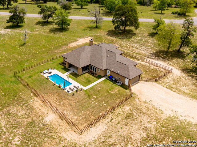 494 Flash Circle, Luling, Texas image 32