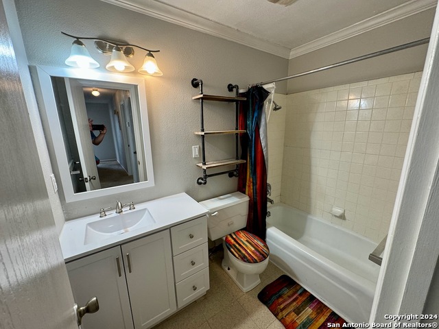 806 Olive, Jourdanton, Texas image 11