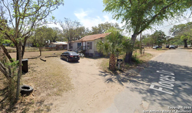 812 Flores, Devine, Texas image 3