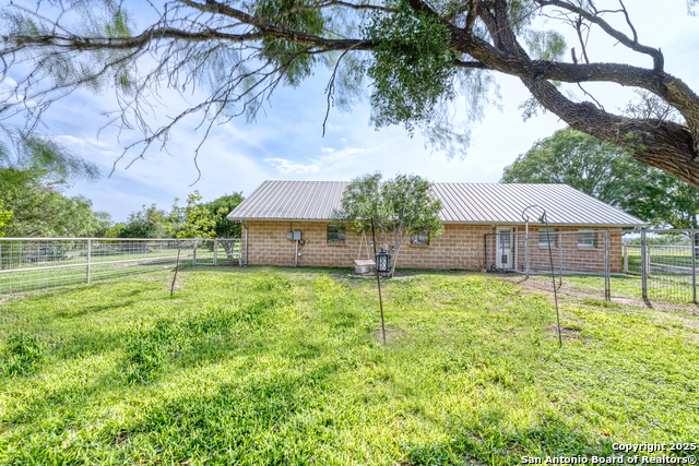 433 Mills Ln, Uvalde, Texas image 5