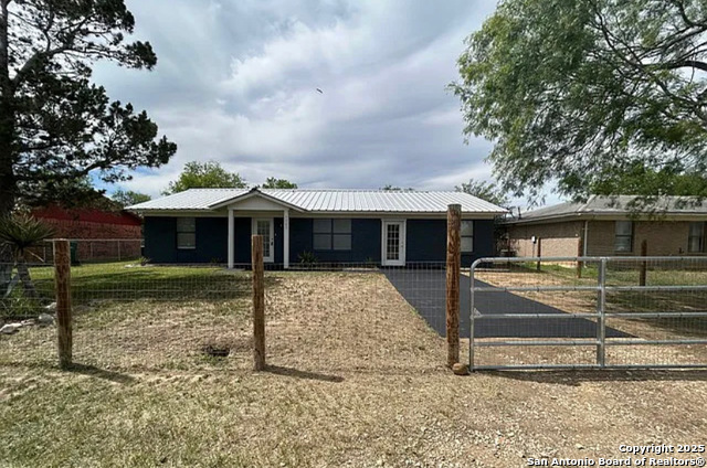 1107 Willow, Jourdanton, Texas image 2