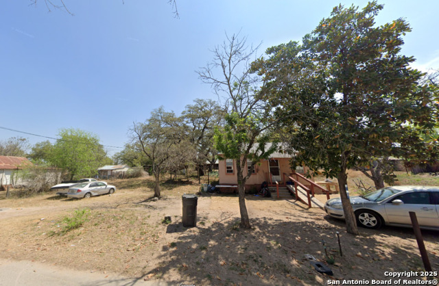 818 Flores, Devine, Texas image 3