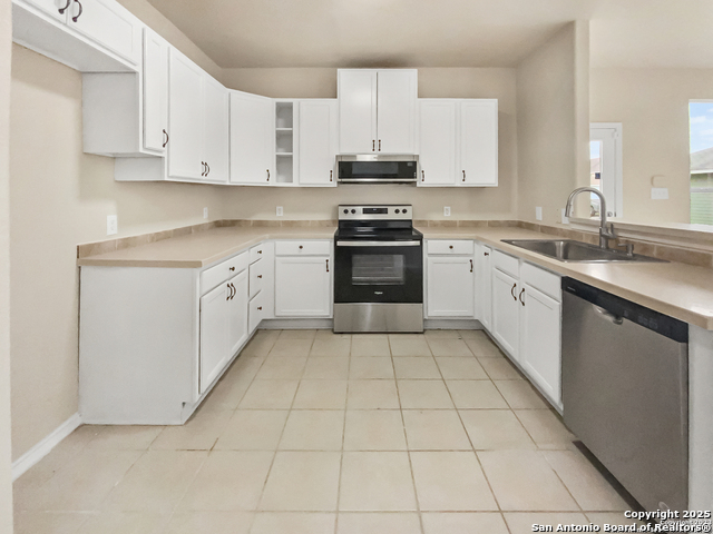 121 Lark Hill, Floresville, Texas image 2