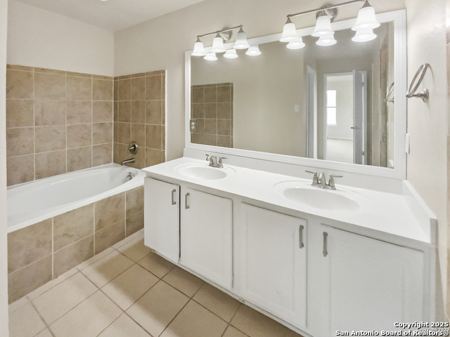 121 Lark Hill, Floresville, Texas image 5