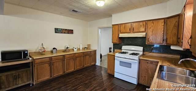 700 Clay St, Kerrville, Texas image 3