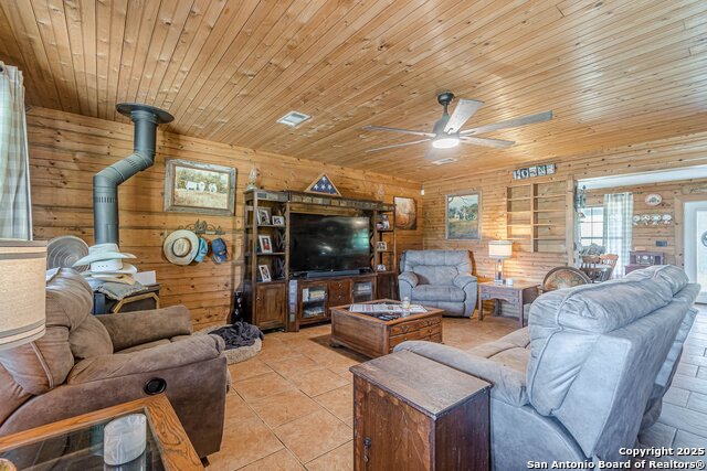 120 Dickerson Road, Bigfoot, Texas image 7