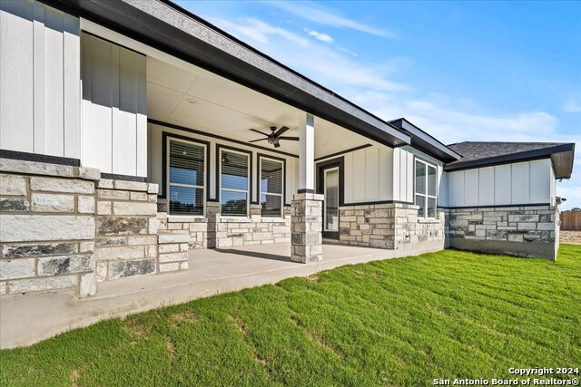 109 Hondo Drive, La Vernia, Texas image 2