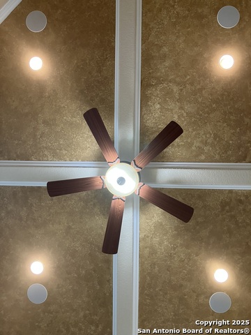 129 S Abrego Crossing, Floresville, Texas image 4