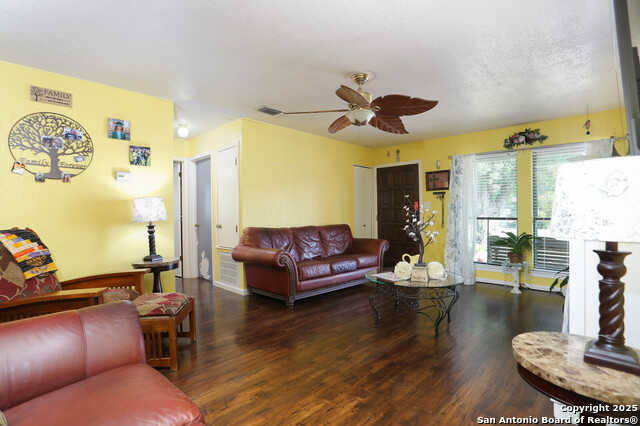 306 W Wetz, Marion, Texas image 4