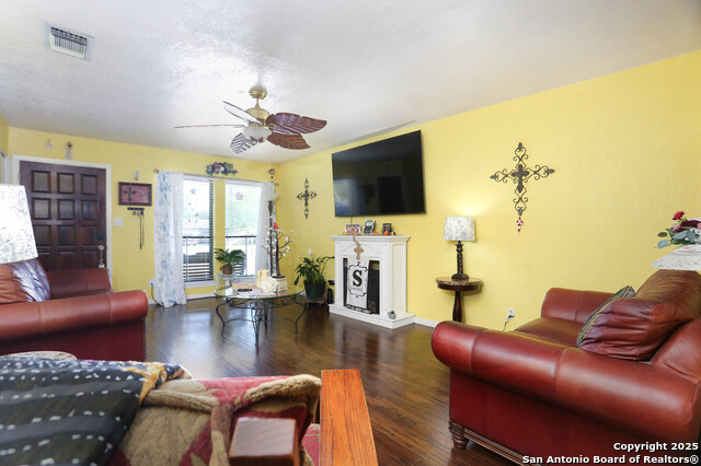 306 W Wetz, Marion, Texas image 5