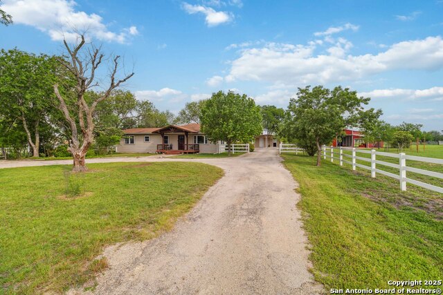 442 Stallion Lane, Marion, Texas image 3