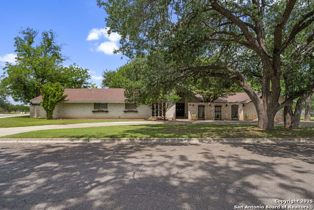 11 El Norte Circle, Uvalde, Texas image 1