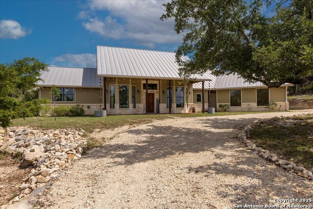 122 Twisting Oaks Court, Pipe Creek, Texas image 2