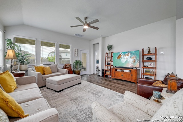 1944 Colonial, New Braunfels, Texas image 9