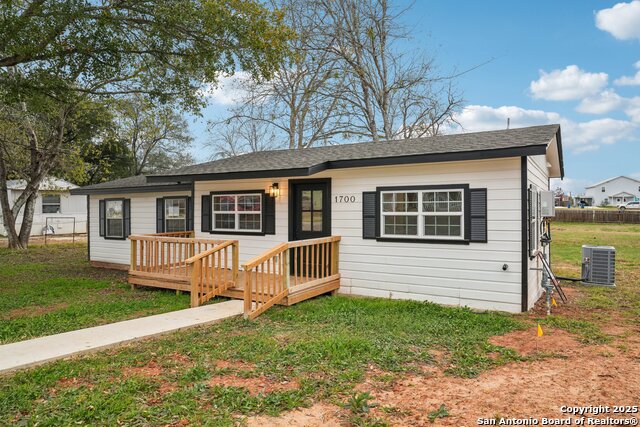 1700 J St, Floresville, Texas image 2