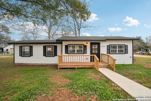 1700 J St, Floresville, Texas image 3