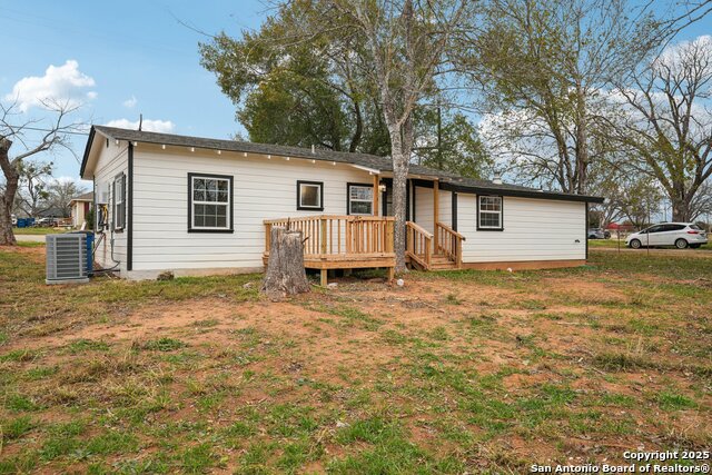 1700 J St, Floresville, Texas image 32