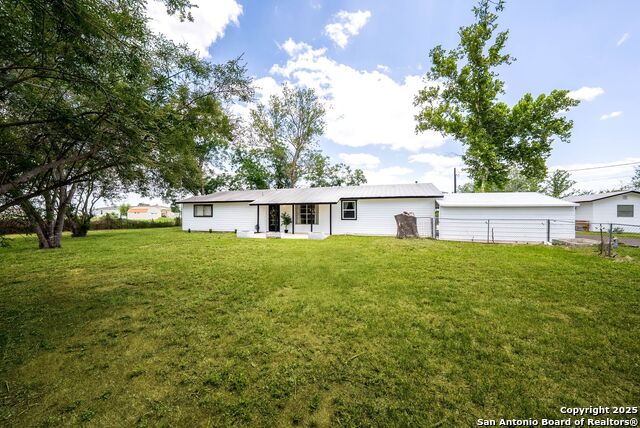 754 County Road 672 W, Natalia, Texas image 2