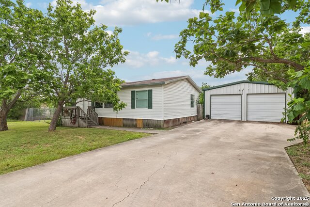 1111 Valeria, Marion, Texas image 1